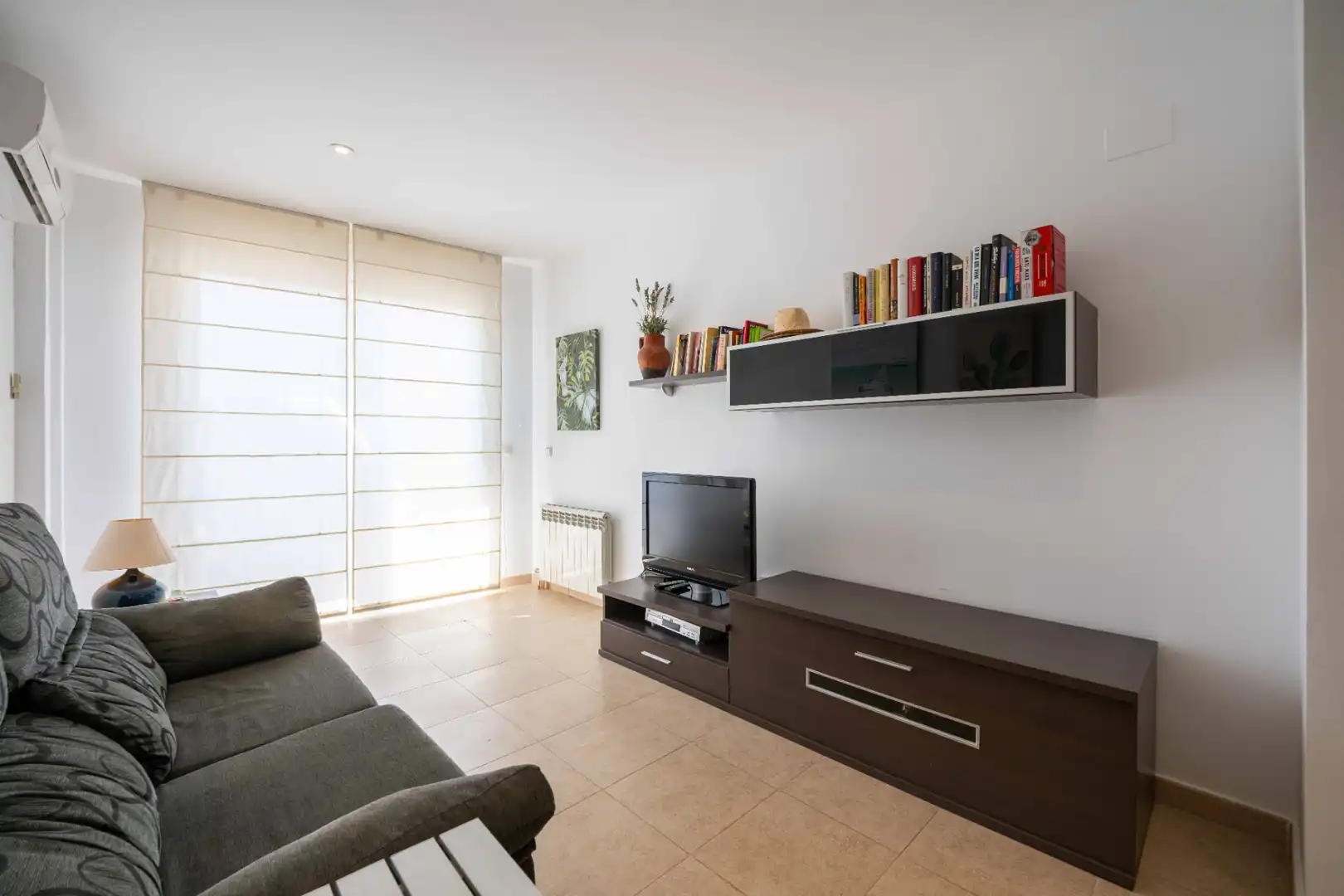 Wohnzimmer von Wohnung zum Verkauf in Calella mit Klimaanlage und Balkon