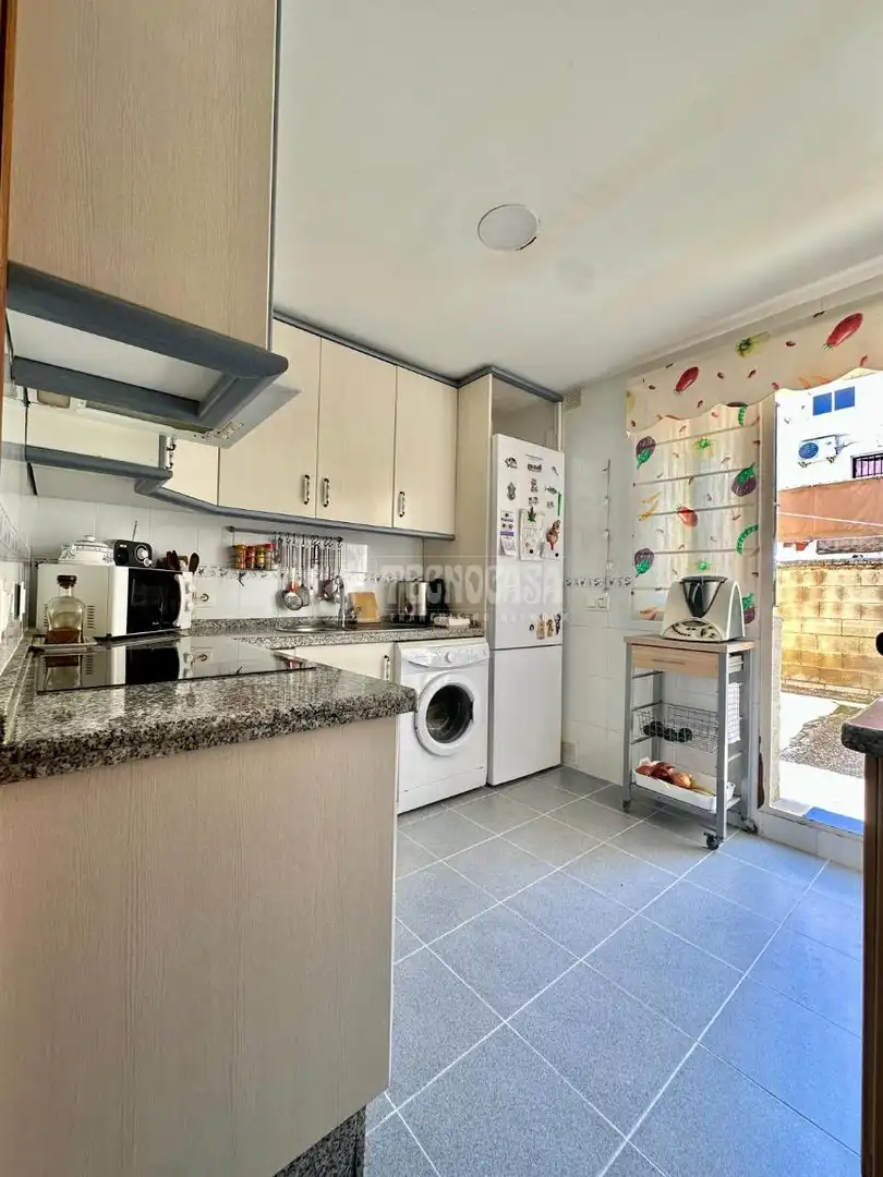 Cuina de Casa o xalet en venda en Jerez de la Frontera amb Aire condicionat, Jardí privat i Terrassa