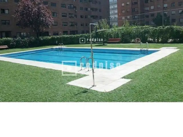 Piscina de Pis de lloguer en Madrid amb Calefacció, Jardí privat i Parquet