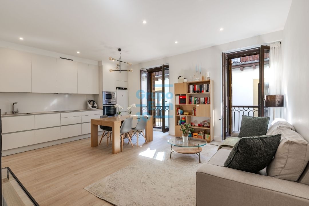Living room of Flat for sale in Donostia - San Sebastián   with Heating, Parquet flooring and Balcony