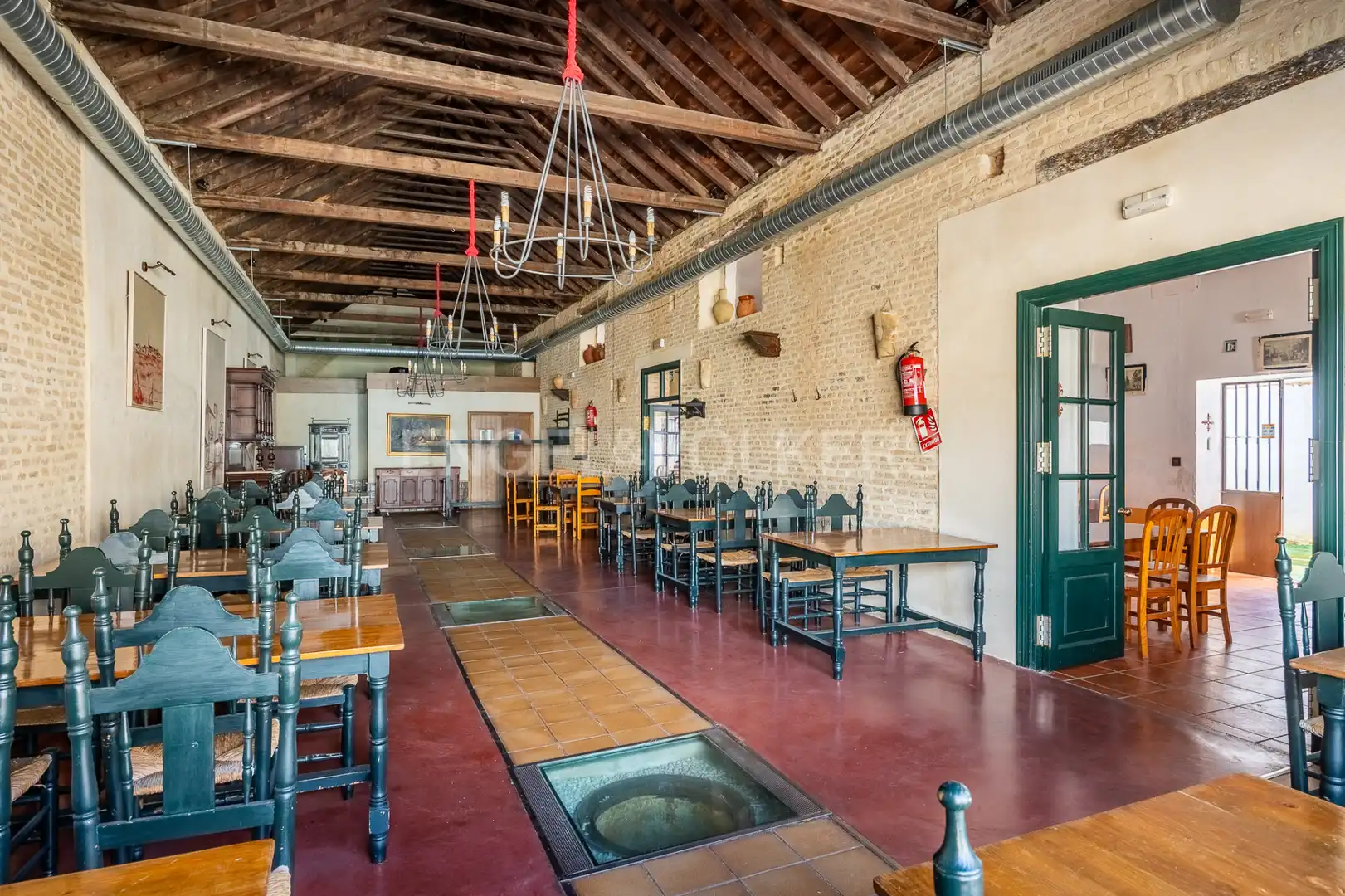 Commercial properties for sale in Villanueva del Ariscal  with Air Conditioner, Heating and Furnished