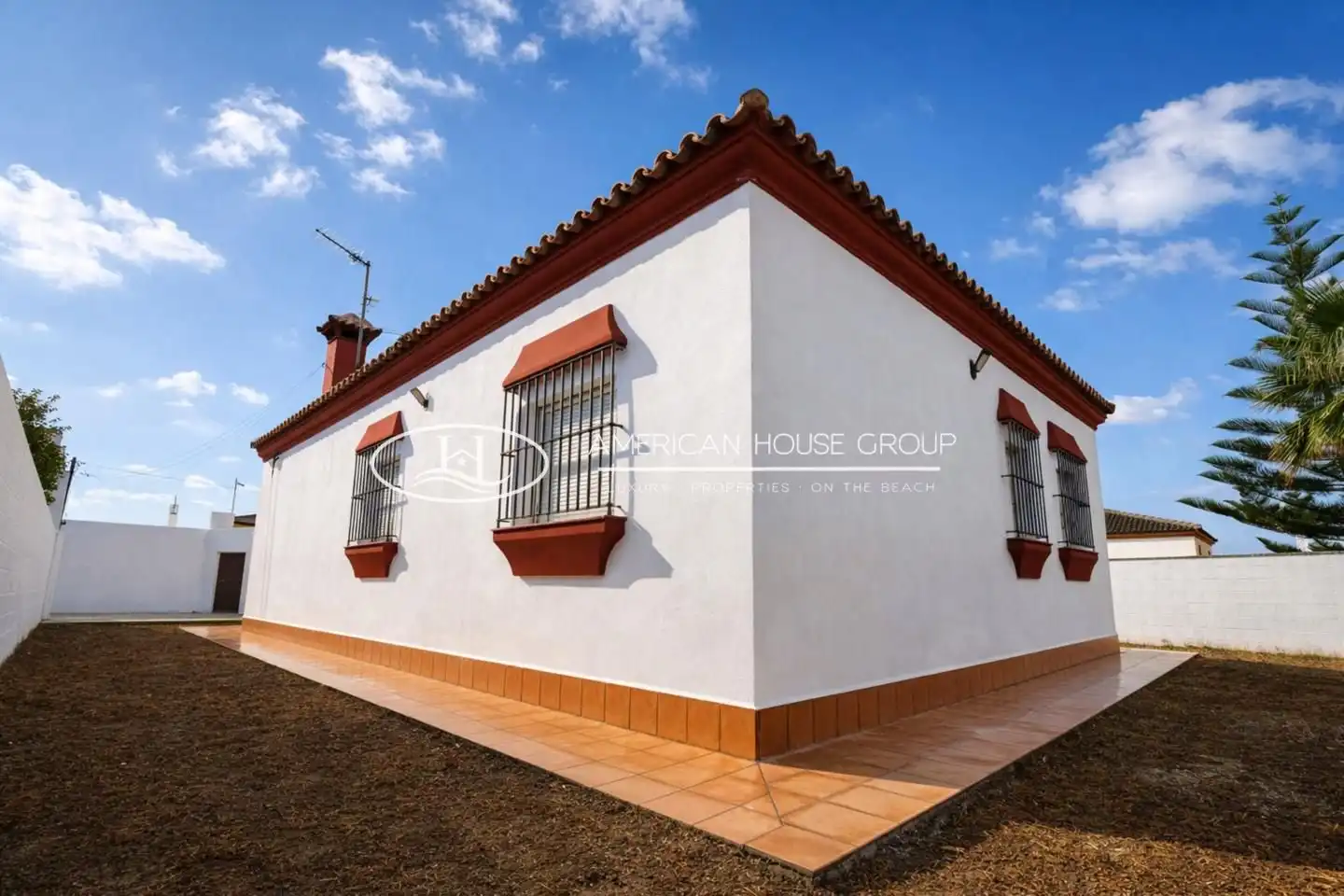Vista exterior de Casa o xalet en venda en Chiclana de la Frontera amb Jardí privat i Moblat