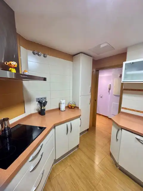 Küche von Wohnung zum Verkauf in Sevilla mit Klimaanlage und Abstellraum
