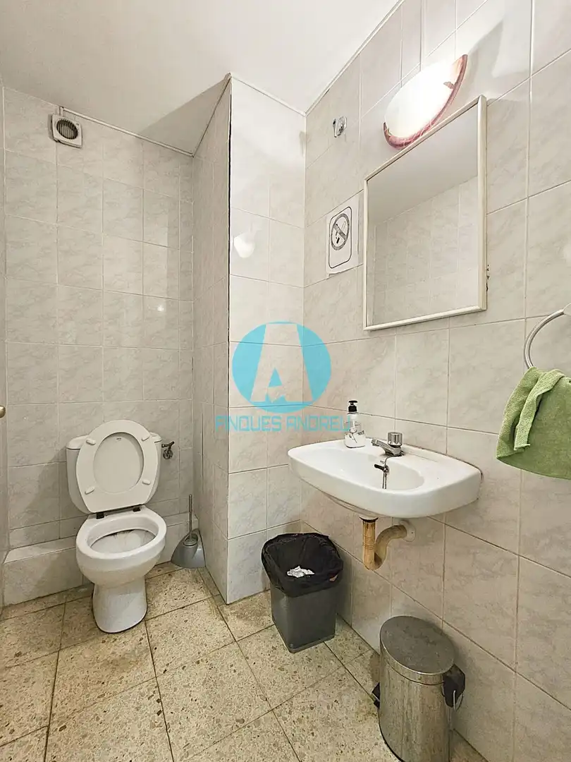 Badezimmer von Geschaftsraum zur Miete in Mataró mit Klimaanlage