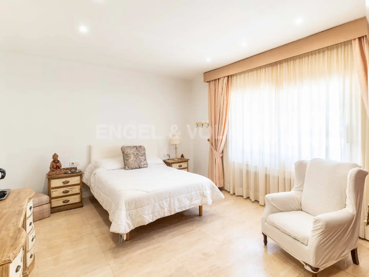 Schlafzimmer von Haus oder Chalet zum Verkauf in Pineda de Mar mit Klimaanlage, Heizung und Privatgarten