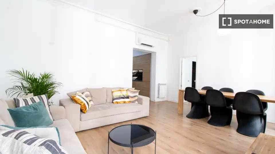 Living room of Flat for rent in Madrid  with Air Conditioner, Heating and Furnished