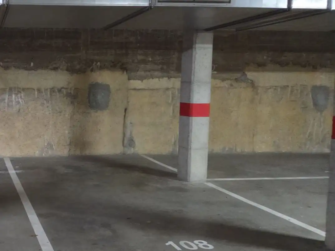 Individual en alquiler en Calle Gelida 22
