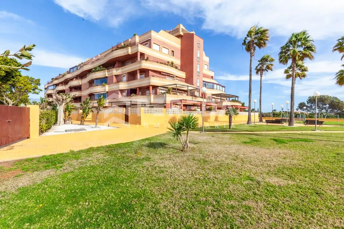Außenansicht von Erdgeschoss zum Verkauf in Roquetas de Mar mit Klimaanlage, Privatgarten und Schwimmbad