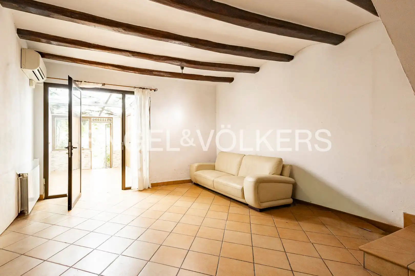 Sala de estar de Casa adosada en venta en Barcelona con Aire acondicionado, Calefacción y Jardín privado