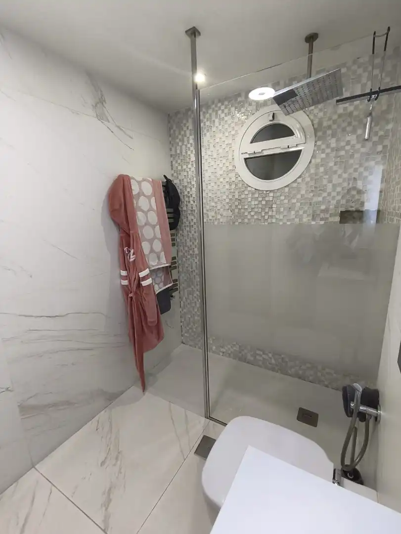 Bathroom of Flat for sale in Madrid  with Air Conditioner, Heating and Storage room