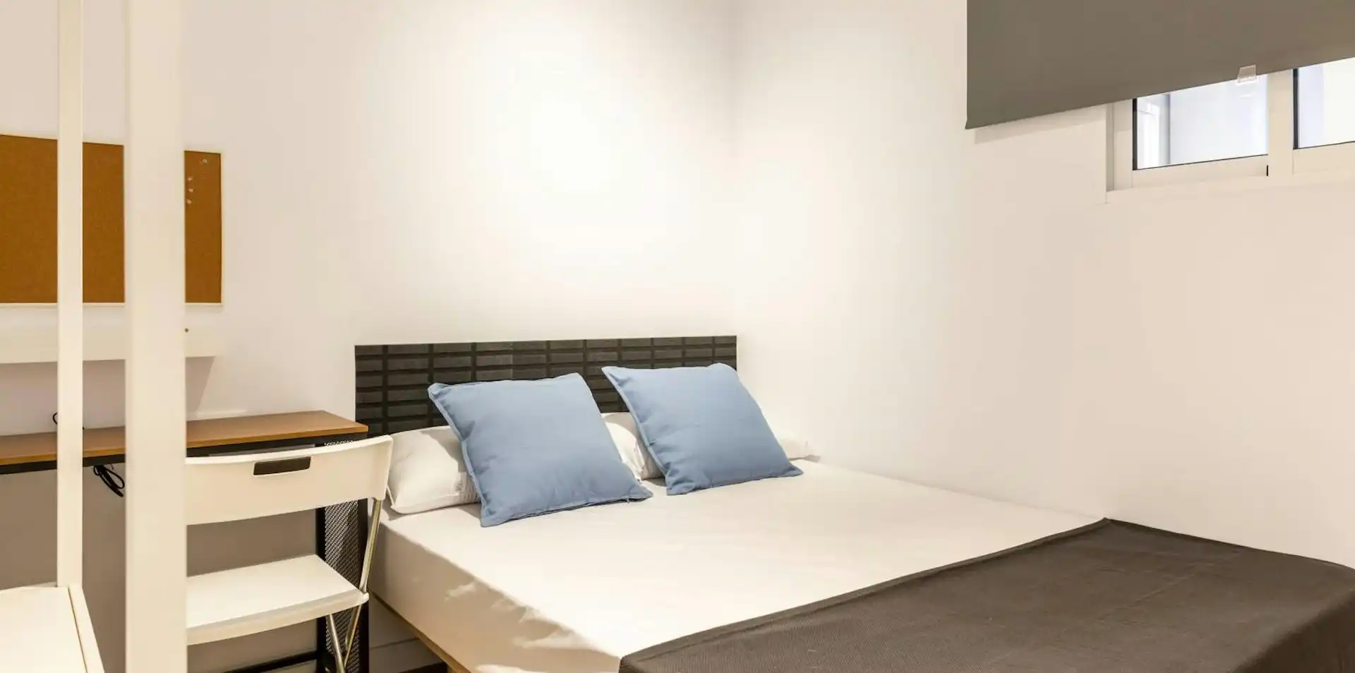 Bedroom of Flat for share in L'Hospitalet de Llobregat  with Washing machine and Internet