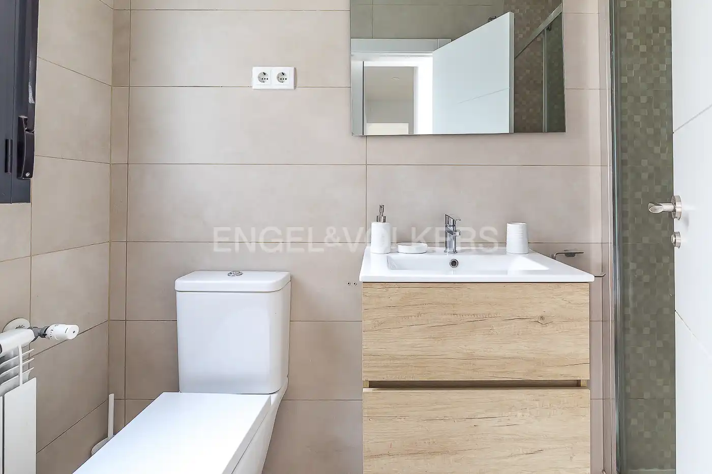 Bany de Apartament de lloguer en Madrid amb Aire condicionat, Calefacció i Moblat