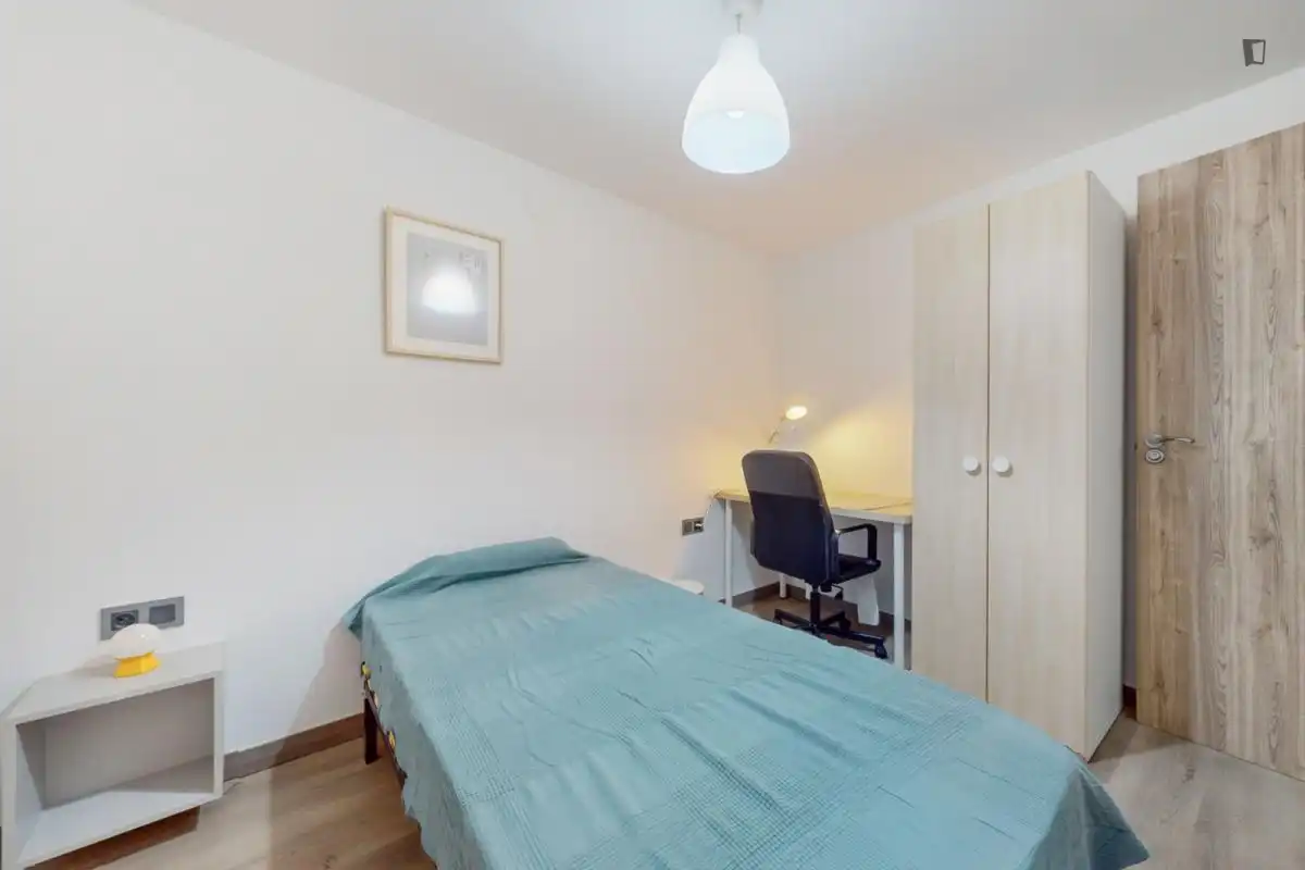 Dormitori de Apartament per a compartir en Reus amb Calefacció, Moblat i Rentadora