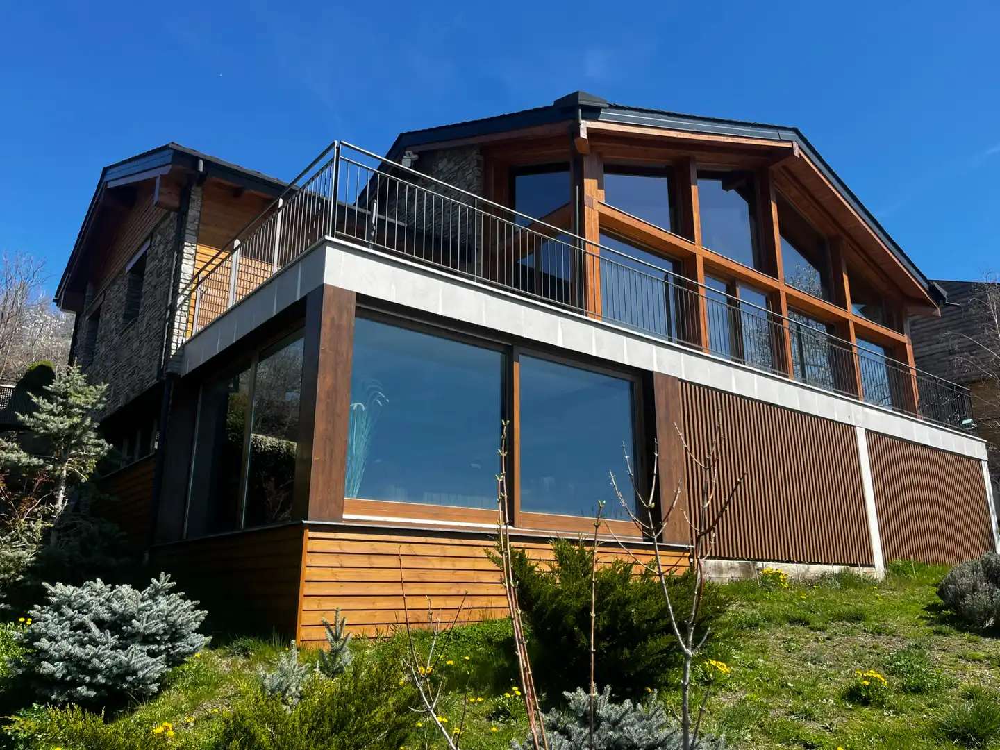 Casa amb terrassa en venda a Enveitg