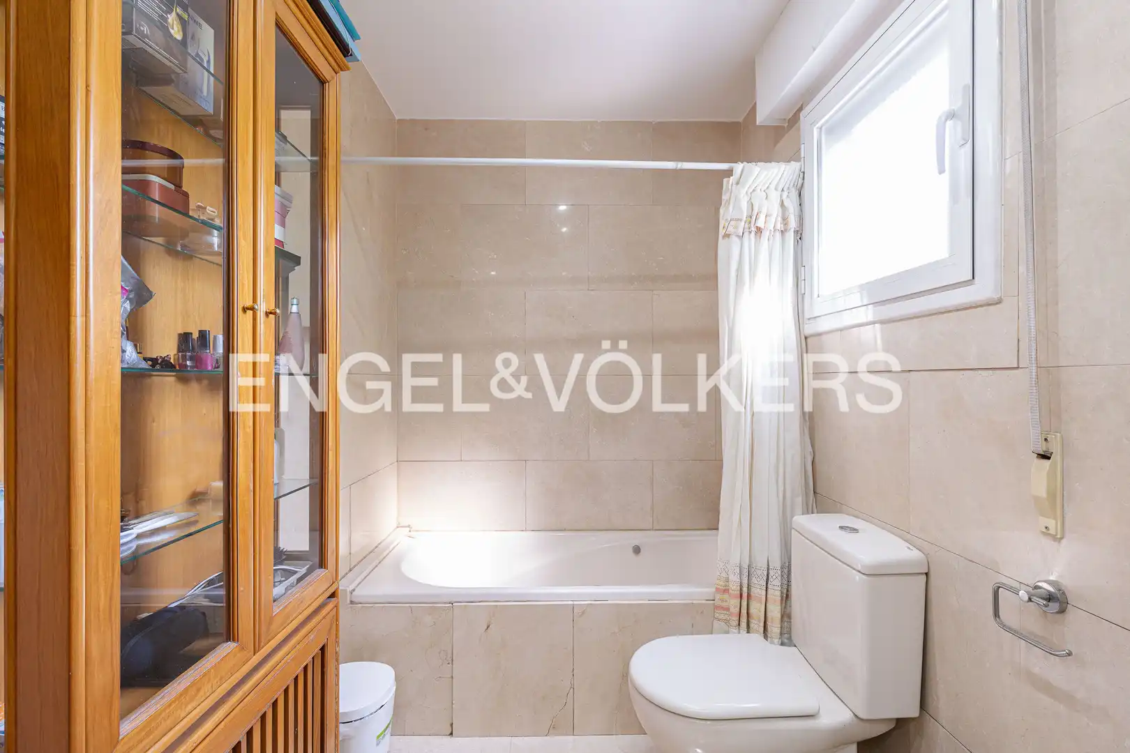 Baño de Casa adosada en venta en Madrid con Aire acondicionado, Calefacción y Jardín privado