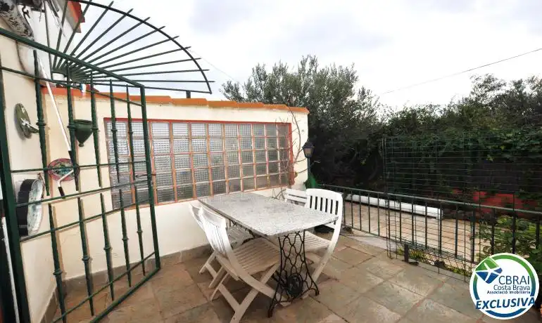 Terrasse von Einfamilien-Reihenhaus zum Verkauf in Roses mit Heizung
