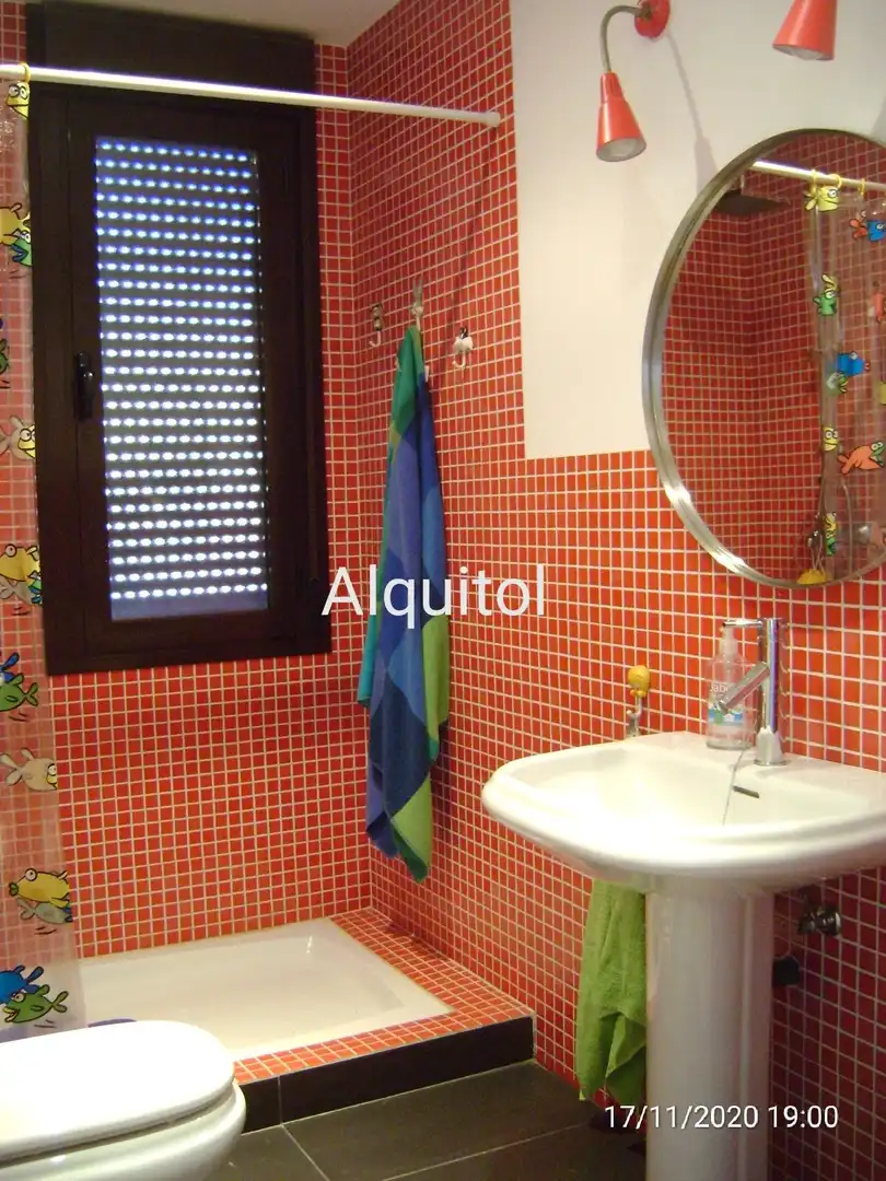 Baño de Casa adosada de alquiler en Cobisa con Calefacción, Jardín privado y Parquet