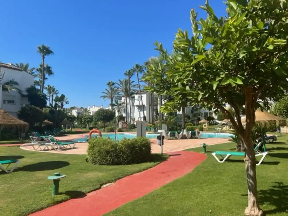 Jardín de Apartamento de alquiler en Estepona con Aire acondicionado, Terraza y Piscina