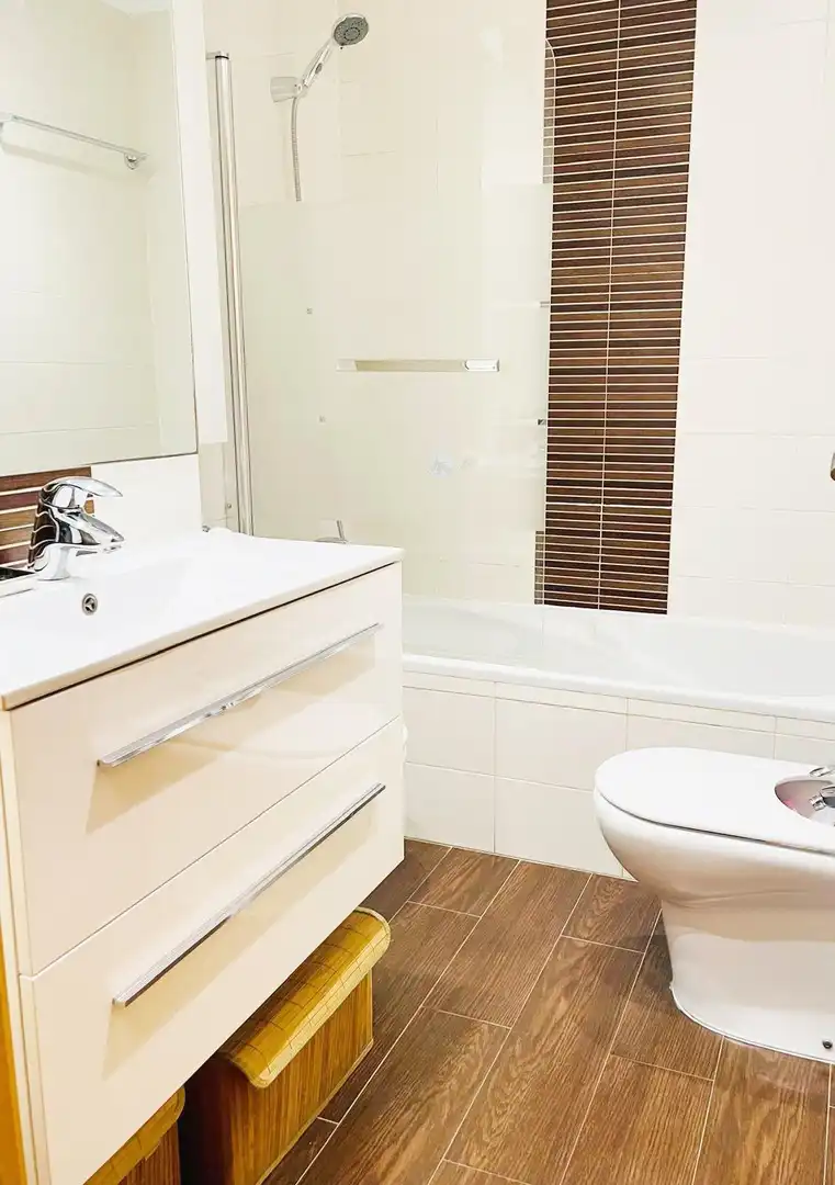 Baño de Apartamento de alquiler en Dénia con Aire acondicionado, Calefacción y Jardín privado