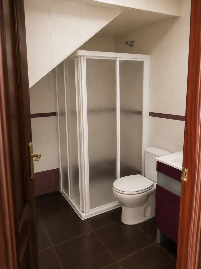 Baño de Casa adosada en venta en Lora del Río con Aire acondicionado, Terraza y Trastero