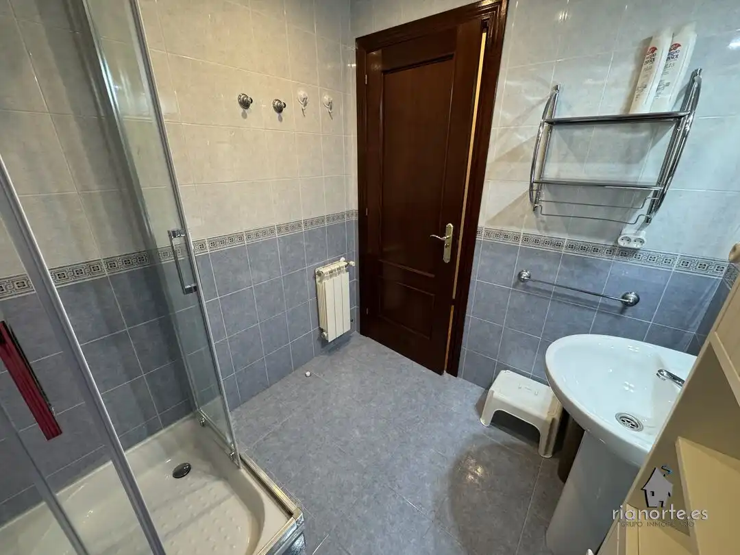 Badezimmer von Wohnung zum Verkauf in Ribadesella mit Heizung und Balkon