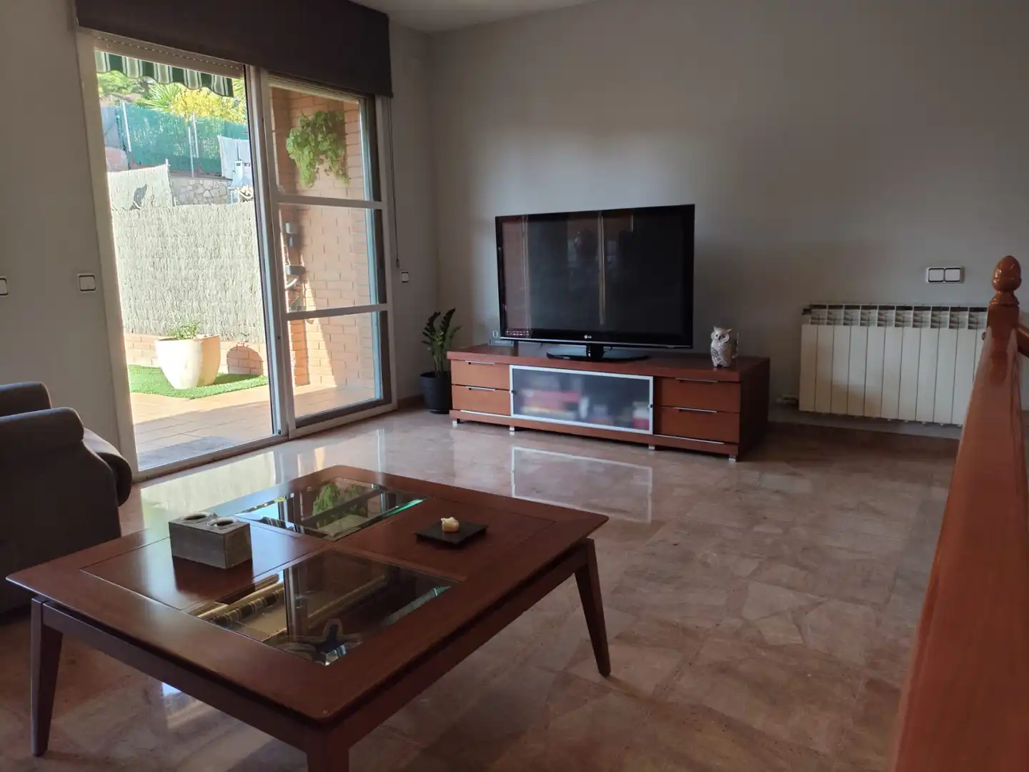 Wohnzimmer von Einfamilien-Reihenhaus zum Verkauf in Castellbisbal mit Klimaanlage, Heizung und Privatgarten