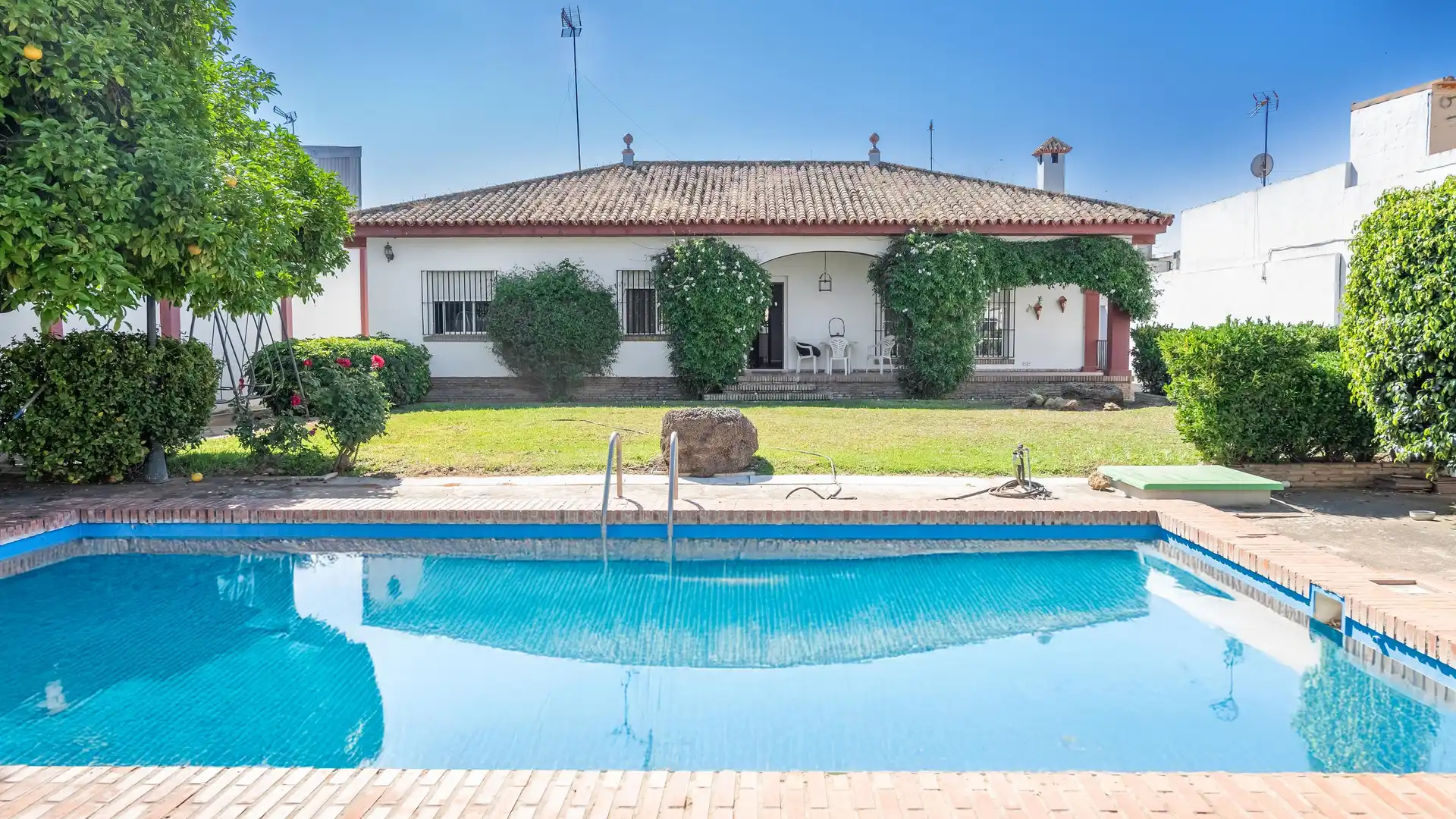 Jardí de Casa o xalet en venda en Dos Hermanas amb Jardí privat, Terrassa i Piscina