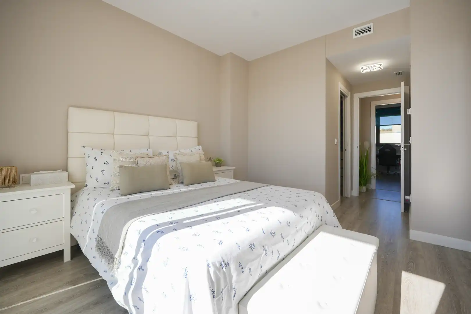 Schlafzimmer von Dachboden zum Verkauf in Valladolid mit Klimaanlage, Heizung und Privatgarten