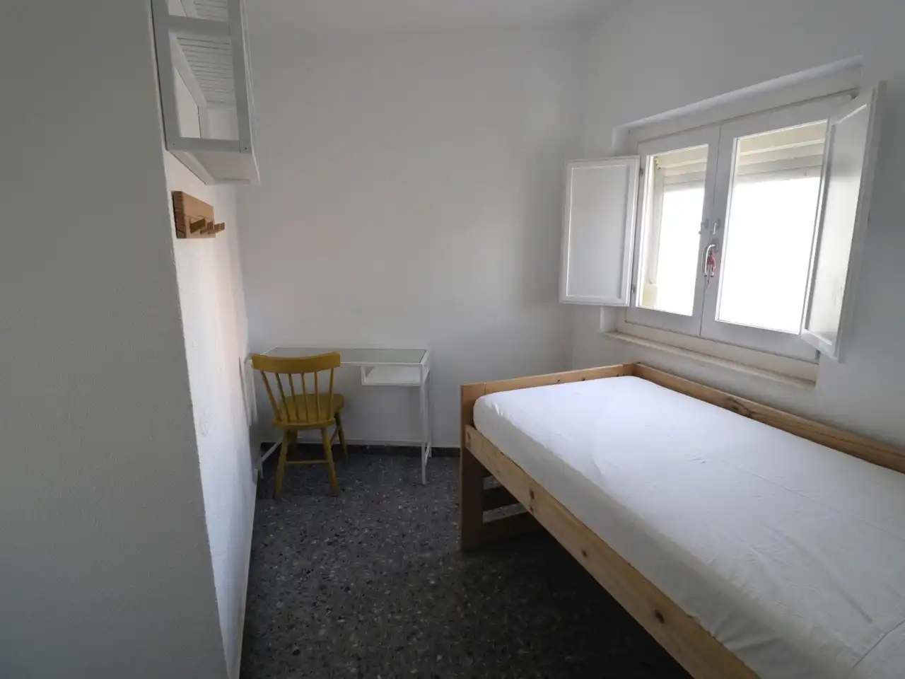 Schlafzimmer von Wohnung zur Miete in  Cádiz Capital mit Klimaanlage und Balkon