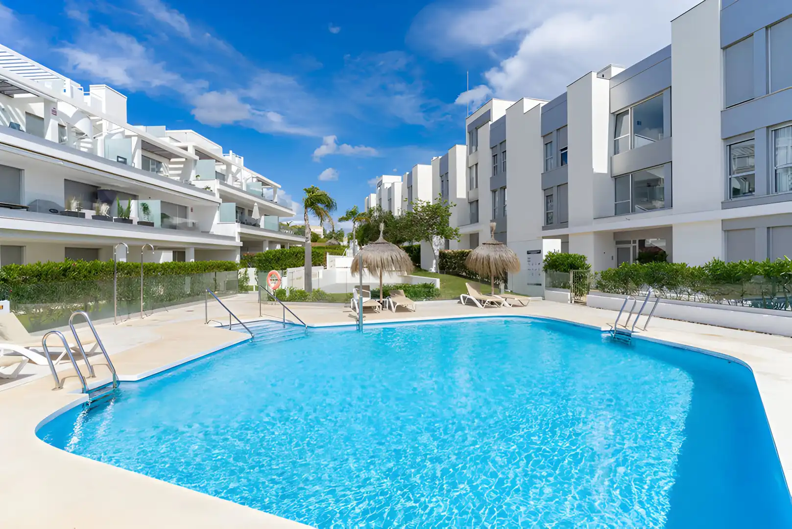 Vista exterior de Planta baixa en venda en Estepona amb Aire condicionat, Terrassa i Piscina