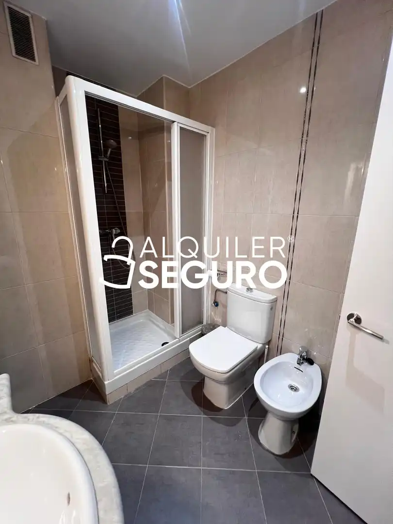 Baño de Piso de alquiler en Madrid con Calefacción, Terraza y Amueblado