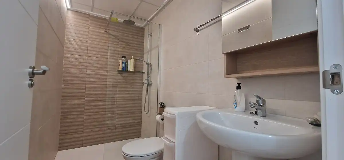 Baño de Casa adosada de alquiler en Santa Pola con Aire acondicionado, Jardín privado y Amueblado