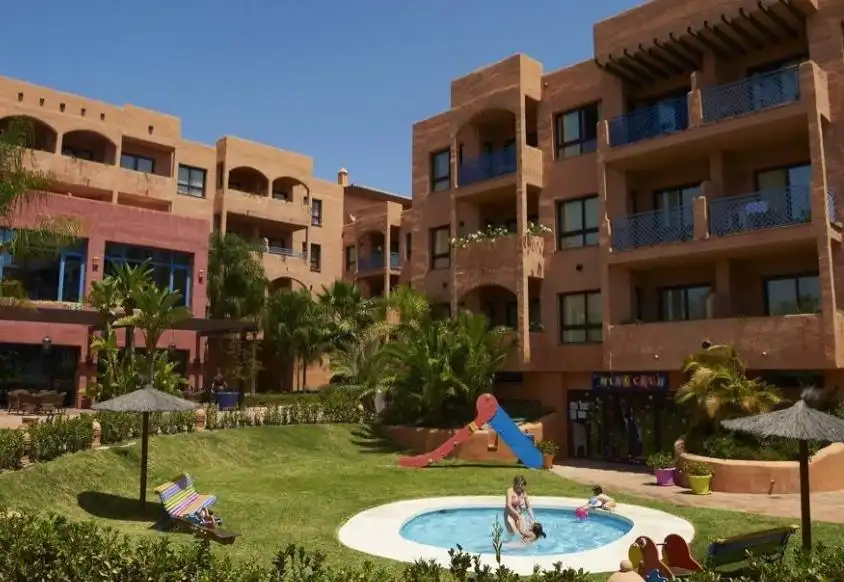 Vista exterior de Apartament en venda en Estepona amb Aire condicionat, Jardí privat i Terrassa