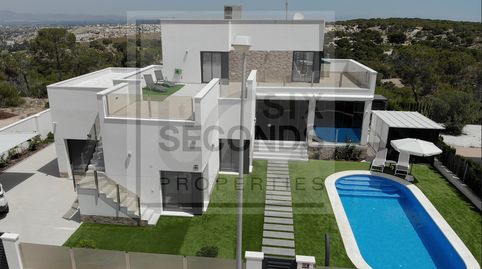 Esta villa independientenbspde calidad superior con una piscina se encuentra ubicadanbspennbspCiudad Quesada, Alicante.nbspnbspLa