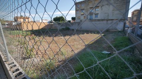 A lado de la cancha cubierta de balonmano y baloncesto