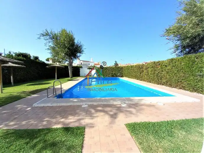 Piscina de Casa adosada en venta en Almonte con Aire acondicionado, Calefacción y Jardín privado