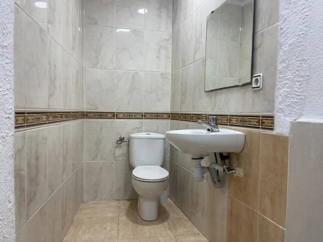 Baño de Local de alquiler en Torrent con Aire acondicionado