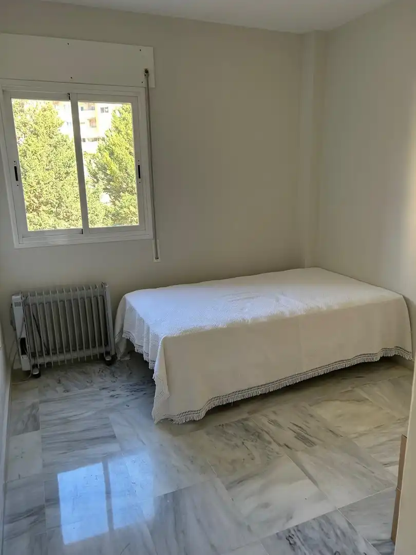 Dormitori de Pis de lloguer en Málaga amb Aire condicionat, Terrassa i Piscina comunitària