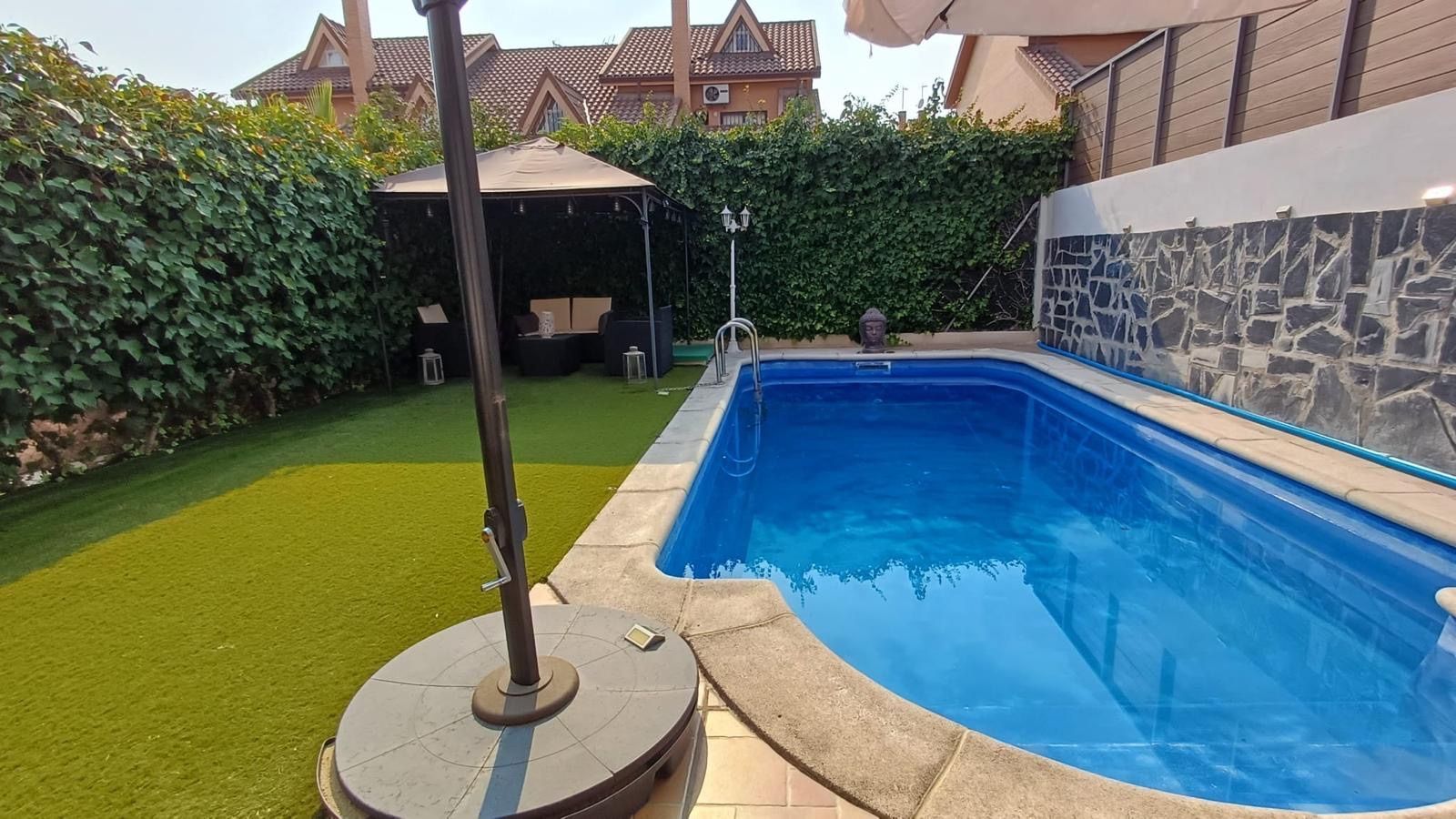 Piscina de Casa adosada en venda en Rivas-Vaciamadrid amb Aire condicionat, Calefacció i Terrassa