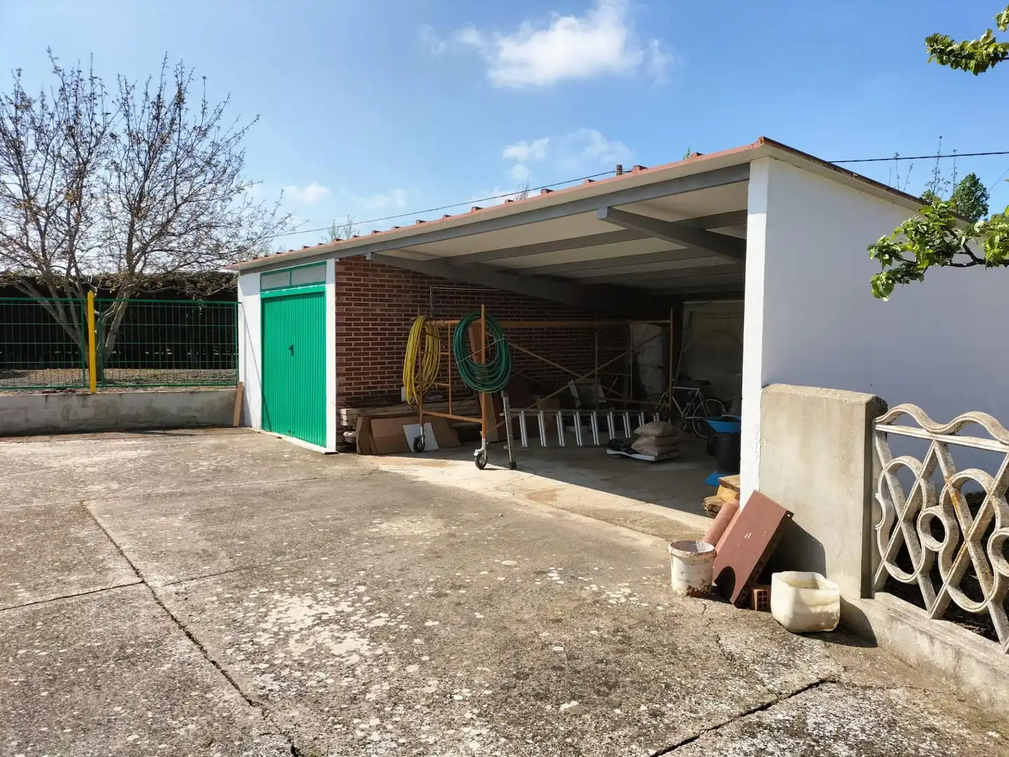 Parking de Finca rústica en venta en Palencia con Calefacción, Jardín privado y Parquet