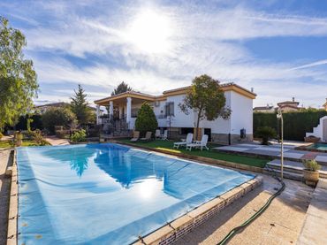 Xalet amb piscina en venda a Calle Generalife 43