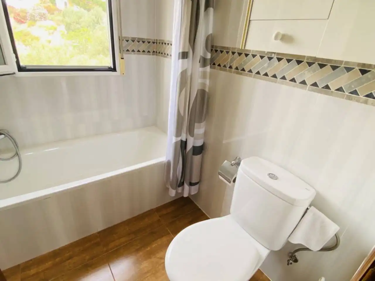 Baño de Finca rústica en venta en Ítrabo con Calefacción, Jardín privado y Terraza