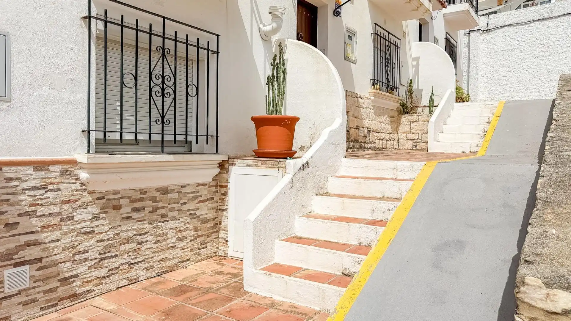 Vista exterior de Casa adosada en venda en Benalmádena amb Aire condicionat, Calefacció i Jardí privat