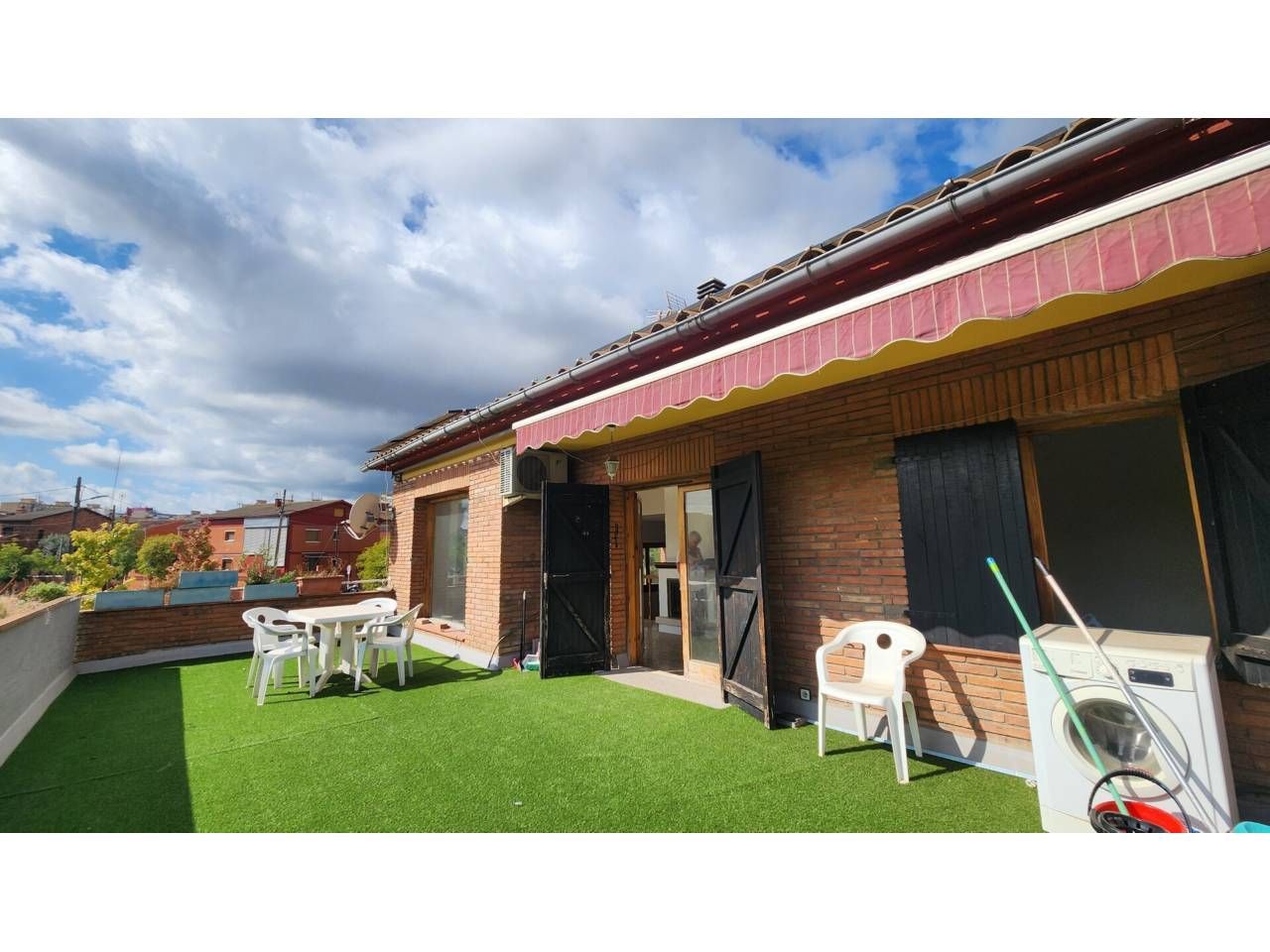 Vista exterior de Casa o xalet en venda en Barberà del Vallès amb Aire condicionat, Calefacció i Jardí privat