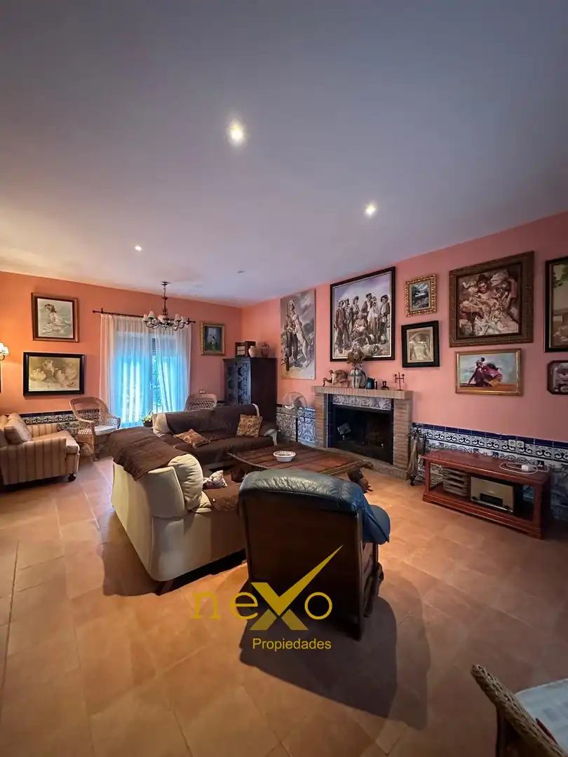 Sala d'estar de Finca rústica en venda en Las Navas de la Concepción amb Jardí privat, Piscina i Moblat