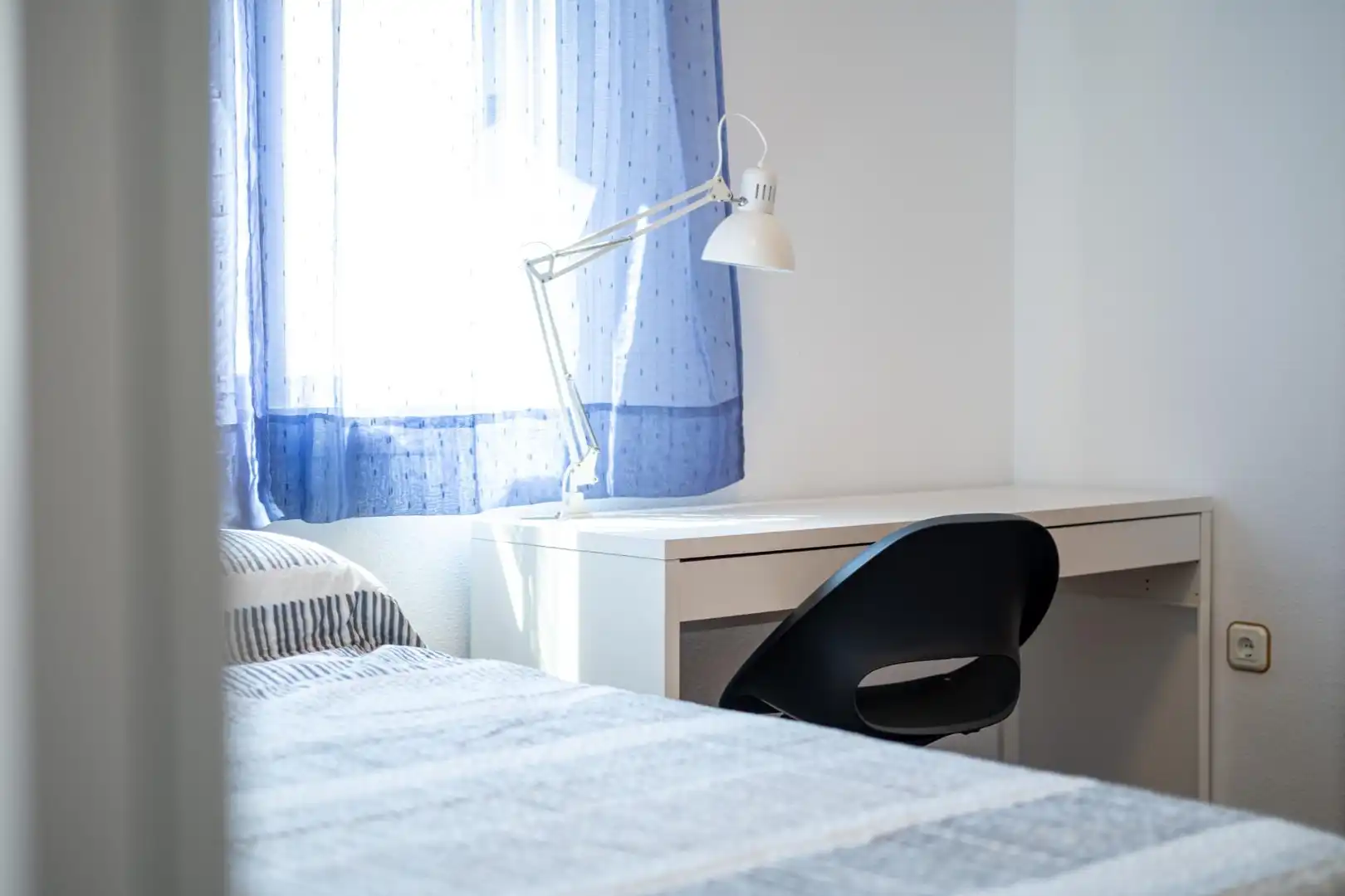 Schlafzimmer von Dachboden zur Miete in Moncada mit Privatgarten, Terrasse und Balkon
