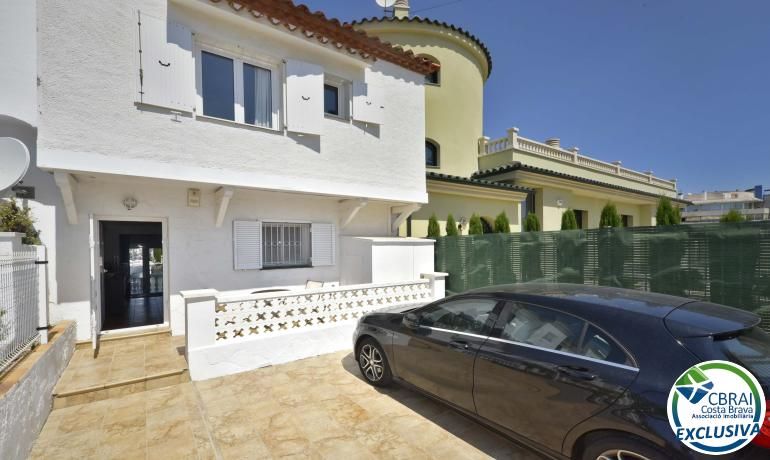 Vista exterior de Casa o xalet en venda en Empuriabrava amb Aire condicionat, Piscina i Moblat