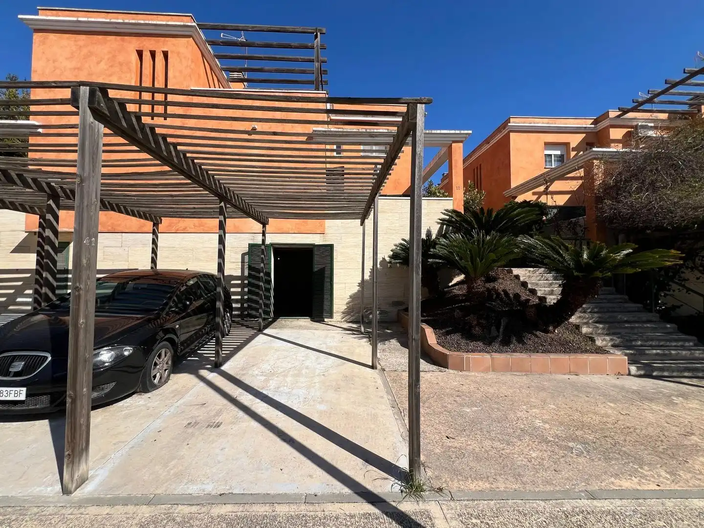 Parkplatz von Einfamilien-Reihenhaus zum Verkauf in El Vendrell mit Klimaanlage, Heizung und Terrasse