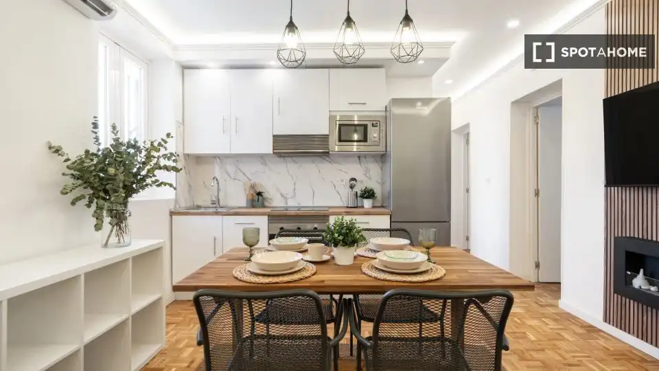Cuina de Apartament per a compartir en Madrid amb Aire condicionat, Terrassa i Moblat
