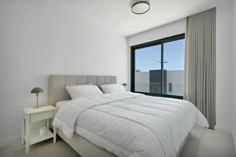 Habitación de Casa adosada de alquiler en Estepona con Aire acondicionado, Jardín privado y Terraza